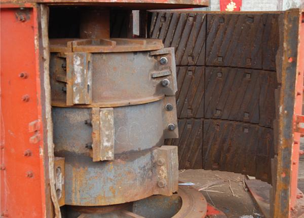 立式板錘破碎機內(nèi)部構(gòu)造